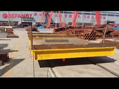 Véhicule de transport lié par rail à piles à plat